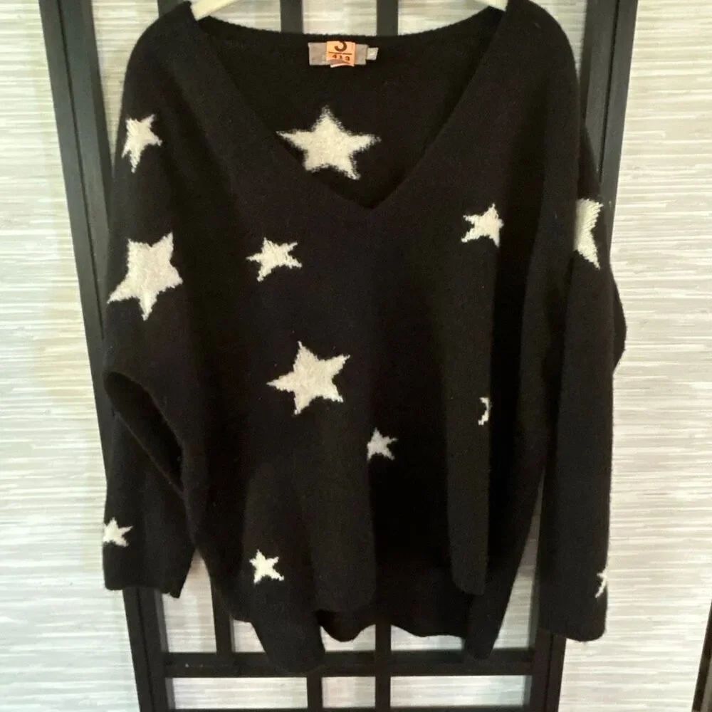 Brodie fine cashmere black and white star V-neck cashmere sweater size L *as is